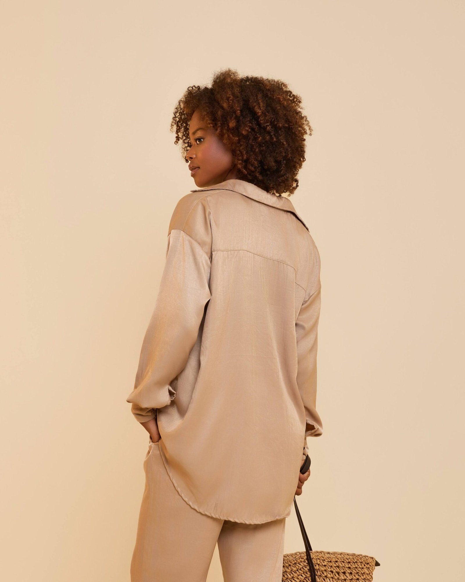 camisa-buzio-3_Original-scaled-1.jpeg Chemise Acetinada Bege - Imagem 2